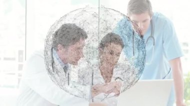 Klinik masasında dizüstü bilgisayarla işbirliği yapan tıbbi ekip, animasyon sağlık çizelgesiyle birlikte. Sağlık, takım çalışması, profesyonellik, danışmanlık, yenilik, teknoloji, parlak