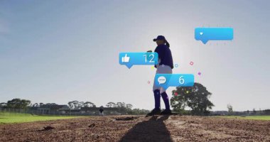 Kadın atıcı, yüzen sosyal medya ikonlarıyla toprak tepecikte duruyor spor pazarlamasını arttırıyor. Atletizm, takım çalışması, açık hava, boş zaman, rekabetçi, enerjik, genç