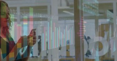 İş yerindeki akıllı telefonları kontrol eden kadın ofis çalışanı, yüzen veri grafiklerini gösteriyor. Teknoloji, analitik, iş, dijital, yenilik, çalışma alanı, işbirliği