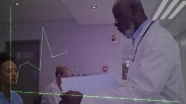 Tıbbi ekip hastanedeki belgeleri inceliyor. Animasyon steteskop ve hat şebekesini gösteriyor. Sağlık, analitik, profesyonellik, yenilik, işbirliği, modern, klinik