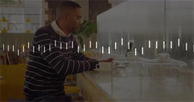 Kahve fincanı tutan adam mermer kafe tezgahında dizüstü bilgisayar kullanarak ses teknolojisi dengeleyicisini gösteriyor. Çağdaş, cafe, ambient, digital, technology, workspace, interior