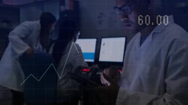 Laboratuar arkadaşları tablet ve paneli ayarlıyor, teknoloji laboratuvarında çizgi grafiği gösteriyorlar. Teknoloji, yenilik, veri analizi, araştırma, takım çalışması, bilimsel, dijital