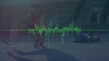 Erkek sporcu çömelmiş ve protez koşu bıçağını düzgün bir şekilde ayarlıyor, sağlık verilerini örtüyor. Sporcu, performans, dayanıklılık, fitness, açık hava, modern, kararlılık