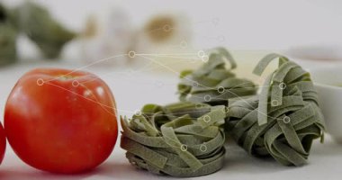 Tezgahta düz dizayn edilmiş kırmızı domates, ağ hatlı ıspanak makarna sarmalı. Üretim, aşçılık, minimalizm, sağlıklı, organik, tazelik, gıda tasarımı