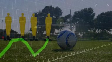 Futbol oyuncusu, spor analitik çizgisi grafikleri ve istatistikleri gösteren mankenler tarafından sahada topa vuruyor. Atletik, takım çalışması, fitness, rekabet, dijital, strateji, açık hava