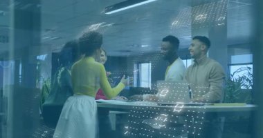 Teknoloji ofisindeki yüksek masanın etrafında veri örtüsü olan bir grup profesyonel el sıkışıyor. İşbirliği, ağ oluşturma, yenilik, dijital, kurumsal, modern, iletişim