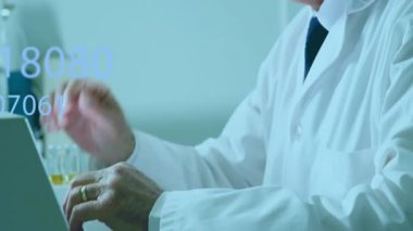 Bilim laboratuarında gözlük camını ısıran kıdemli erkek araştırmacı, yüzen sayısal veriler ve renk çizelgesi. Bilim adamı, araştırma, analiz, kesinlik, yenilik, laboratuvar, profesyonellik