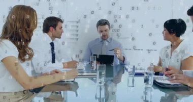 Cam masada iş stratejisini tartışan bir grup profesyonel ikili haneli rakamlar gösteriyor. Teknoloji, takım çalışması, yenilik, şirket, iletişim, modern, işbirliği