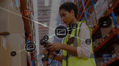 Kadın raflardaki kutuları tarayıcıyla tararken, dijital simgeler lojistik veri akışını gösteriyor. Envanter, lojistik, otomasyon, depo, tedarik zinciri, verimlilik, endüstriyel