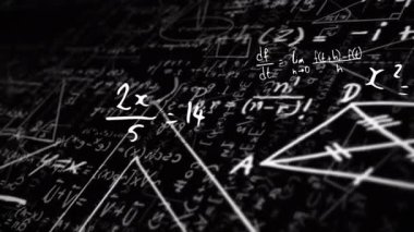 Karatahta sanatında dönen matematik sembolleri üst üste binen kesir çizimleri gösteriyor. Eğitim, akademik, bilimsel, analitik, karmaşık, karatahta, yenilik