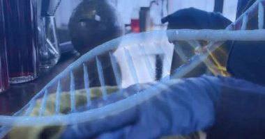 Laboratuar teknisyeni bankta pipetle ilgileniyor. Teknoloji araştırmalarında DNA sarmalını örtüyor. Biyoteknoloji, kesinlik, fütüristik, yenilik, bilim, laboratuvar, araştırma
