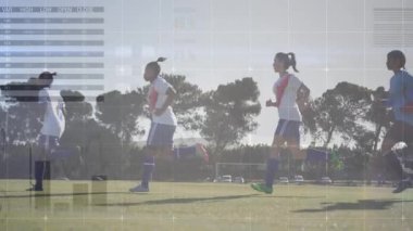 Sahada koşan bayan futbolcular, spor teknolojisi verilerini dünya haritası ve haritalarıyla örtüyorlar. Atletizm, takım çalışması, fitness, rekabet, açık hava, modern, dijital