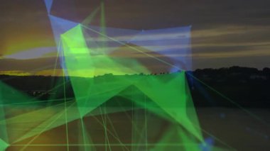 Gün batımında yüzen yeşil parlayan üçgenler ağı şeffaf bağlayıcı çizgiler içeriyor. Soyut, fütüristik, dijital, dinginlik, doğa, uyum, yenilik