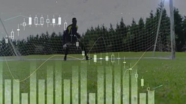 Dış saha oyuncusu gol çizgisinde topu engelliyor, finans tablosu üst üste biniyor. Eylem, spor, rekabet, çeviklik, kararlılık, açık hava, yoğunluk