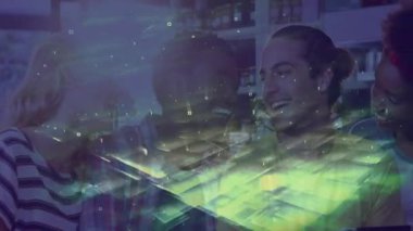 Teknolojik çalışma alanında dijital tabletin etrafında toplanan dört meslektaşımız holografik veri örtüşmelerini izliyorlar. İşbirliği, takım çalışması, yenilik, fütüristik, teknoloji, ofis, eğitim