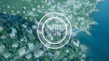 Beyaz dairesel UI, Pastel Hillside villalarının ve plajların üzerinde süzülen sayısal verileri gösteriyor. Manzara, kıyı, hava, teknoloji, görselleştirme, manzara, seyahat