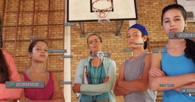 Basketbol potası altında spor analizi yapan takım, yüzen kimlik etiketleri sergiliyor. Atletizm, takım çalışması, koçluk, gençlik, dijital etiketler, fitness, eğitim