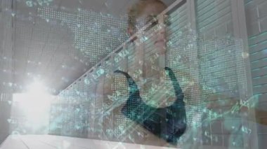 Veri merkezi koridorunda sunucu raflarında holografik ızgaralar yüzen zinde bir kadın. Teknoloji, fitness, inovasyon, futuristik, sağlık, enerji, siber