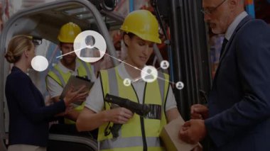 Lojistik merkezinde veri gösteren ağ simgeleriyle birlikte kadın depo işçisi tarama paketi. Tedarik zinciri, envanter yönetimi, otomasyon, takım çalışması, lojistik, endüstri, teknoloji