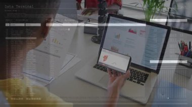 Akıllı telefon tutan ve mali tabloları inceleyen iş arkadaşları şifreli çalışmalar yapıyorlar. Profesyonel, iş, analitik, dijital, takım çalışması, modern, üretkenlik