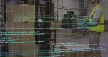 Depo lojistik işçisi deponun içinde dizüstü bilgisayarda yazarak dijital şebekeyi ve kodu gösteriyor. Endüstriyel, lojistik, otomasyon, envanter, üretkenlik, robotik, girişim
