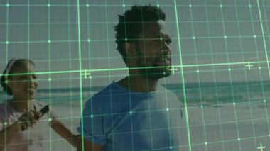 Çift kumsalda sırtı paylaşıyor, teknoloji tasarımı için şeffaf yeşil şebeke örtüsü gösteriyor. Romantik, açık hava, canlı, neşeli, boş zaman, arkadaşlık, ufuk.