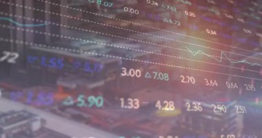 Finansal veri akışını gösteren düz dizayn numaraları ve üçgenler şehir siluetinin üzerinde geziniyor. Soyut, veri, teknoloji, modern, kurumsal, analitik, fütürist