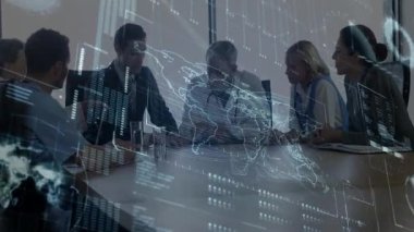 Grup profesyonelleri masadaki iş verilerini gözden geçiriyorlar, holografik dünya haritası ve grafikleri yansıtıyorlar. İşbirliği, analitik, şirket, teknoloji, çalışma alanı, girişim, takım çalışması