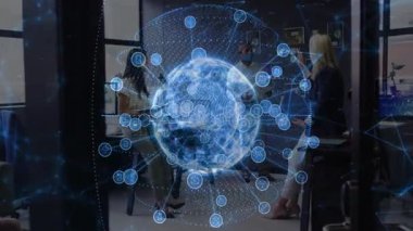 İş arkadaşları cam ofiste teknoloji verileri üzerinde işbirliği yapıyor, ağ küresi ve simgeleri sergiliyorlar. Teknoloji, yenilik, takım çalışması, dijital, fütürizm, bağlantı, şirket