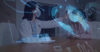 Hasta sıcaklığını ölçen, harita ve çizelgeleri gösteren bir kadın doktor. Sağlık, teletıp, dijital sağlık, tıbbi teknoloji, teşhis, profesyonellik, modern klinik