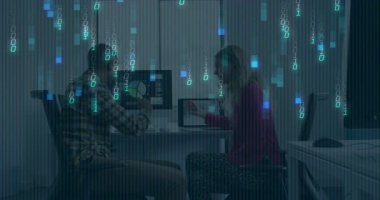 Ofisteki monitörleri izlerken klavyelere tıklayan iş arkadaşları, düşen ikili kodları gösteriyorlar. Teknoloji, takım çalışması, yenilik, modernlik, işbirliği, dijital, profesyonel