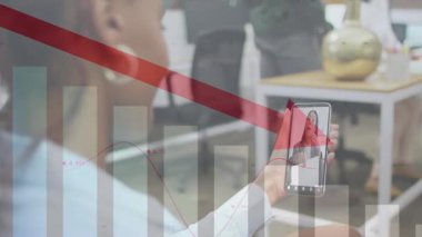 Uzaktan kumandalı finans toplantısını gösteren akıllı telefon tutan bir kadın. Düşen bar çizelgesi ve kırmızı ok. Teknoloji, iletişim, takım çalışması, veri, analitik, şirket, modern