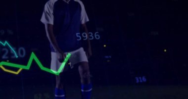 Futbolcu sahada ayak pozisyonunu ayarlıyor spor teknolojisi grafikleri ve veri örtüleri sergiliyor. Atletik, spor, gece, dijital, analitik, performans, rekabetçi