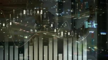 İki profesyonel gece şamdan çubukları trend çizgilerinde finans panelinin cam yansımasını izliyorlar. Kentsel, teknoloji, modern, analitik, işbirliği, gececi, gösterişli