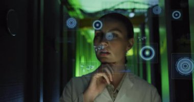 Laboratuvar önlüğü giyen kadın veri merkezinde holografik dünya haritaları, grafikleri ve çizelgeleri analiz ediyor. Teknoloji, yenilik, analitik, fütüristik, siber güvenlik, yapay zeka, dijital