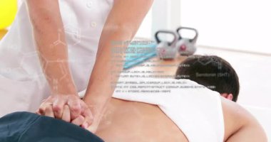 Klinikte öne doğru eğilmiş, yüzen moleküler grafikleri olan orta yaşlı bir kadın. Bilim, yenilik, sağlık, teknoloji, profesyonellik, araştırma, doğruluk