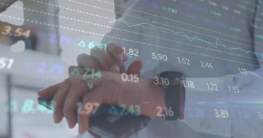 İş adamı akıllı telefonu tutarken akıllı kaseti ayarlıyor, finans çizelgelerini gösteriyor. Teknoloji, finans, profesyonel, dijital, kurumsal, analitik, bağlantı