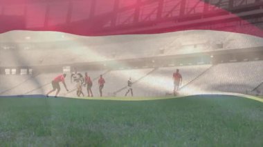 Erkek atlet ragbi topuyla sahada koşuyor, üç renkli bayrak ve spor verileri üst üste biniyor. Sporcular, rekabet, enerji, açık hava, yoğunluk, takım çalışması, stadyum