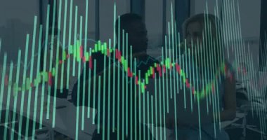Masa başında çalışan üç profesyonel, finansal verileri dizüstü bilgisayarla örtüşen grafiklerle analiz ediyorlar. Şirket, takım çalışması, analitik, üretkenlik, modern, işbirliği, finans