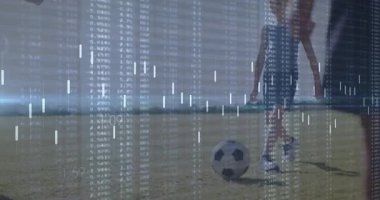 İki erkek sporcu, yüzen finans şamdanları çizelgeleri ve verileri göstererek topa vuruyor. Sporcular, spor, rekabet, dijital, finans, analitik, enerji