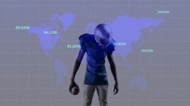 Analiz şebekesi haritayı kaplarken erkek sporcu elinde futbol topu tutuyor, spor teknolojisi verilerini vurguluyor. Sporcu, spor, fütüristik, dijital, performans, rekabet, yenilik