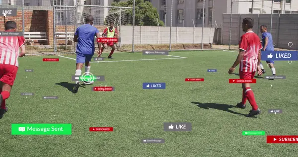 Sosyal medya konsepti, spor sahasında futbol oynayan çeşitli erkek futbolculardan oluşan bir takımın simgesi. Sosyal medya ağ teknolojisi ve spor kavramı