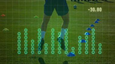 Erkek oyuncu sahada futbol talimi yapıyor, spor teknolojisi ızgarası ve parlayan veri noktalarını birleştiriyor. Atletik, antrenman, fütüristik, performans, fitness, hareket, açık hava