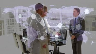 İş toplantılarında işbirliği yapan üç adam, dünya haritası ve ağ simgeleri sergiliyorlar. Şirket, takım çalışması, dijital, yenilik, modern, profesyonel, ağ oluşturma