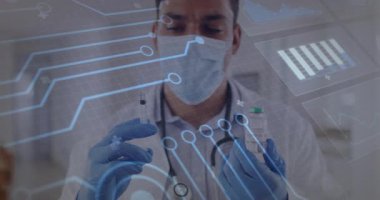 Doktor elinde şırınga ve COVID-19 tüpü tutuyor, maske takıyor, dijital tıbbi çizelgeler ve devreler gösteriyor. Sağlık, tıbbi, teknoloji, araştırma, laboratuvar, yenilik, profesyonel