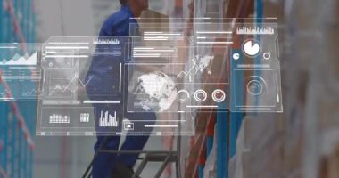 Üst düzey erkek depo çalışanı, geniş envanter merkezindeki kutuları kaldırırken yüzen grafikler ve grafikler gösteriyor. Sanayi, lojistik, veri odaklı, otomasyon, çalışma alanı, verimlilik, modern