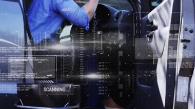 Adam arabaya yaslanıyor, yüksek çözünürlüklü çubuk grafikleriyle otomotiv kontrolü yapıyor, veri örtüşmelerini tarıyor. Teknoloji, otomotiv, yenilik, veri, analiz, araç, fütüristik