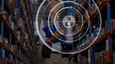 Lojistik müfettişi depodaki envanteri izliyor, veri örtüleri ve simgelerle etkileşime geçiyor. Otomasyon, tedarik zinciri, sanayi, lojistik, yönetim, dijital, teknoloji