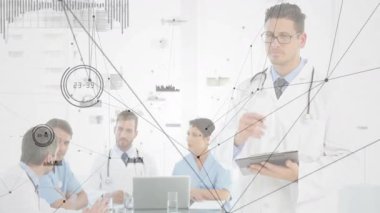 Sağlık ekibi laptoptaki ve tabletteki verileri yüzen çizelgelerle analiz ederek masa etrafında iş birliği yapıyor. Tıbbi, takım çalışması, analiz, dijital, profesyonel, danışma, iletişim