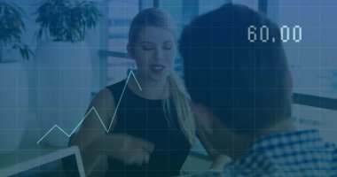 İş toplantısı sırasında elinde akıllı telefon tutan bir kadın çizgi çizelgesi ve şebeke örtüsü gösteriyor. Şirket, takım çalışması, analitik, üretkenlik, modern, profesyonel, iletişim